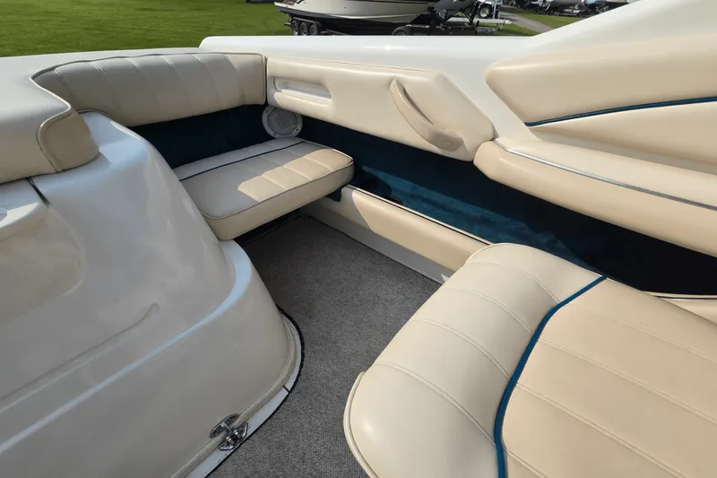 Slide: The Image of Sea Ray 230 OVERNIGHTER 1996 - 12