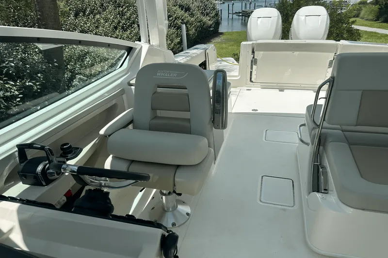 Slide: The Image of Boston Whaler 280 VANTAGE 2022 - 21