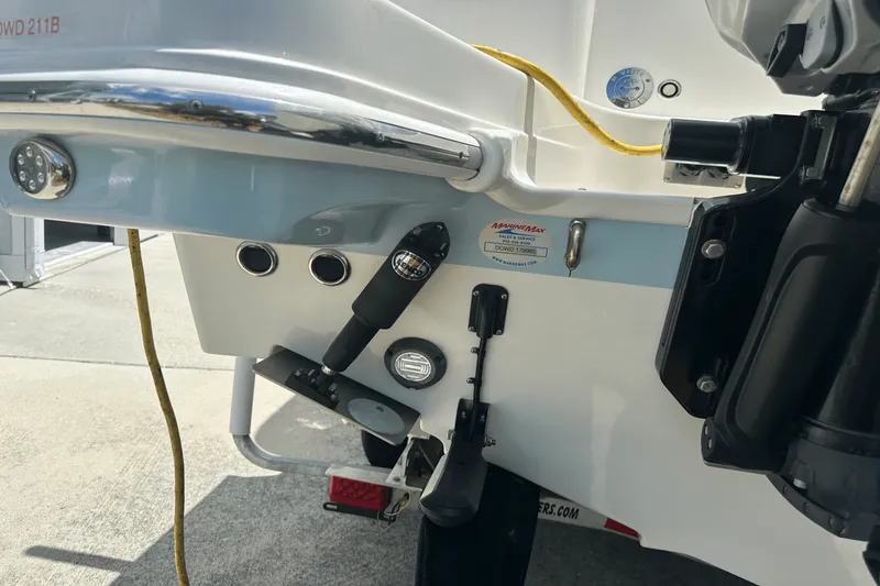 Slide: The Image of Boston Whaler 280 VANTAGE 2022 - 25