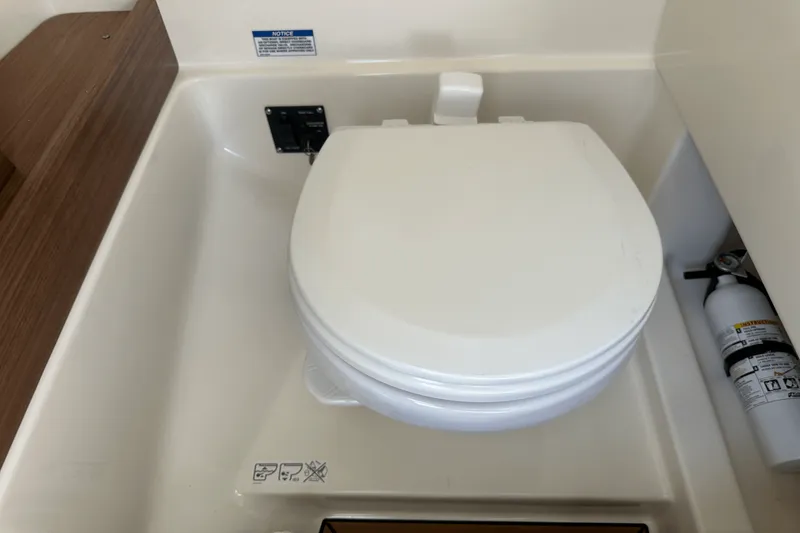 Slide: The Image of Boston Whaler 280 VANTAGE 2022 - 29