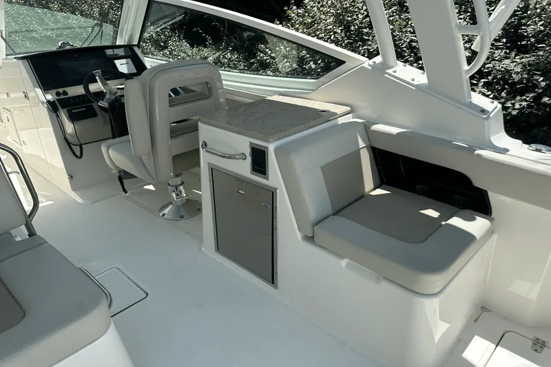 Slide: The Image of Boston Whaler 280 VANTAGE 2022 - 8