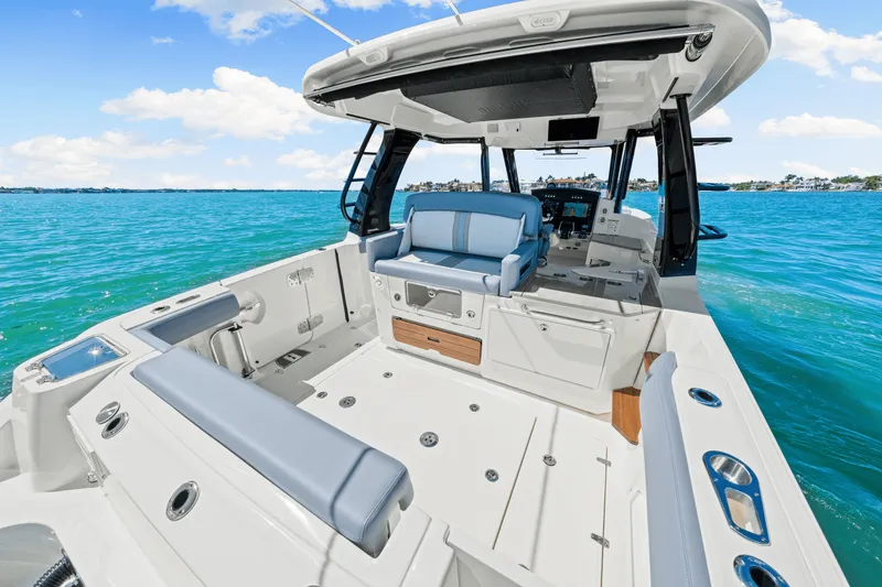 Slide: The Image of Boston Whaler 350 Realm 2025 - 35