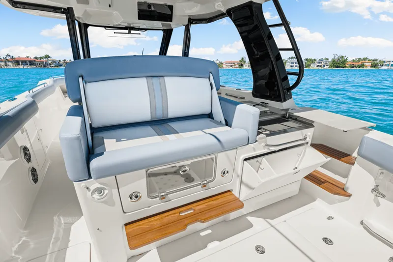 Slide: The Image of Boston Whaler 350 Realm 2025 - 43