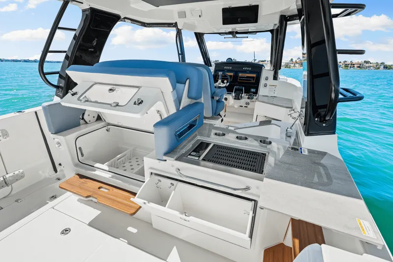 Slide: The Image of Boston Whaler 350 Realm 2025 - 44
