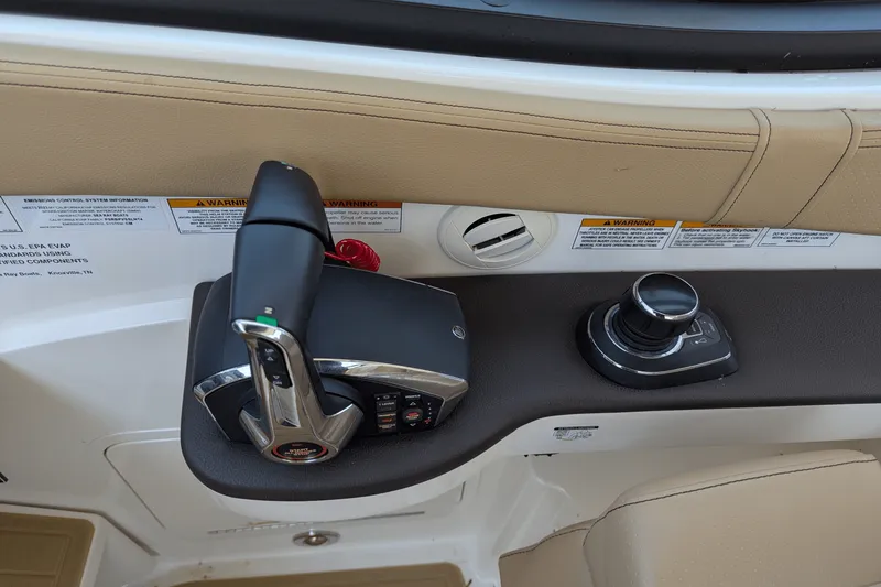 Slide: The Image of Sea Ray 320 DA 2023 - 13