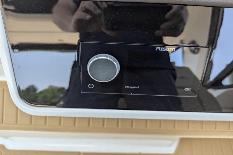 Slide: The Image of Sea Ray 320 DA 2023 - 15