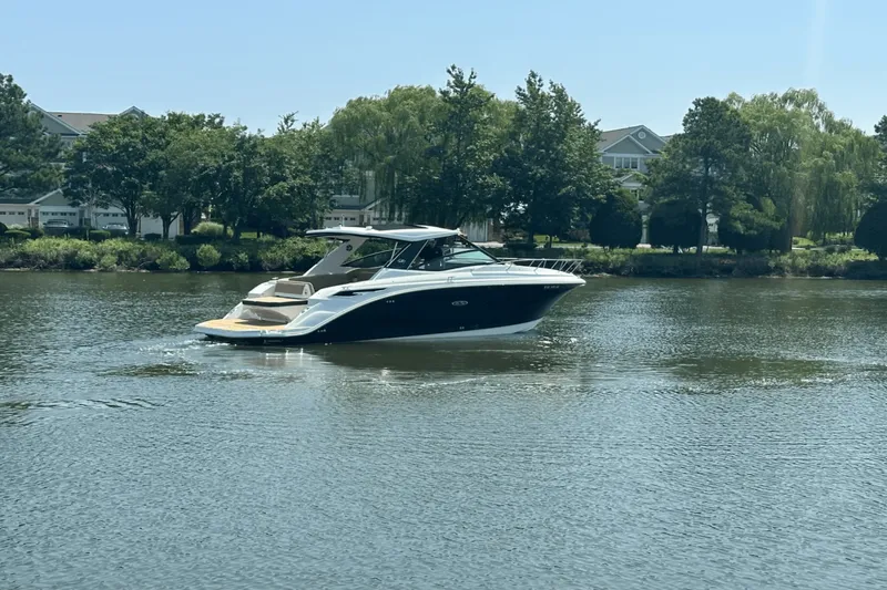 Slide: The Image of Sea Ray 320 DA 2023 - 2