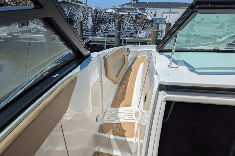 Slide: The Image of Sea Ray 320 DA 2023 - 32