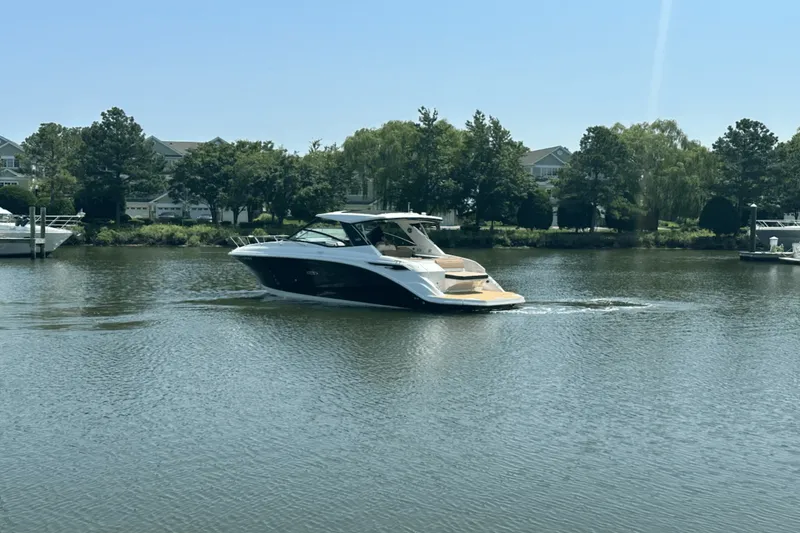 Slide: The Image of Sea Ray 320 DA 2023 - 4