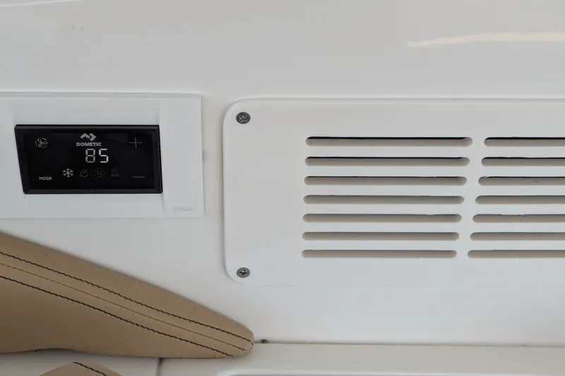 Slide: The Image of Sea Ray 320 DA 2023 - 45