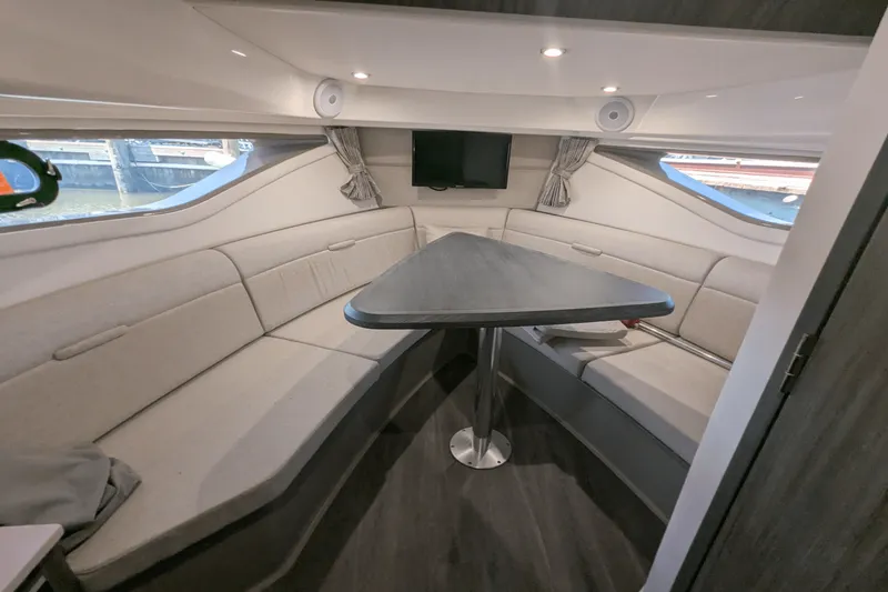 Slide: The Image of Sea Ray 320 DA 2023 - 47