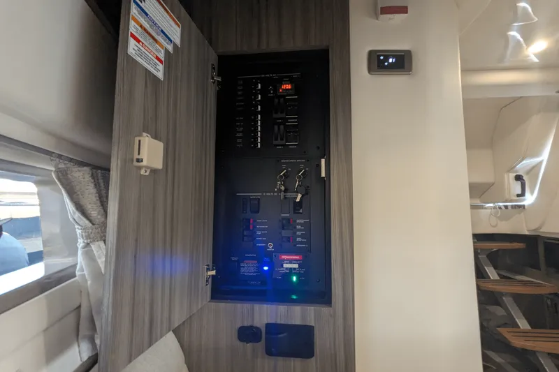 Slide: The Image of Sea Ray 320 DA 2023 - 48