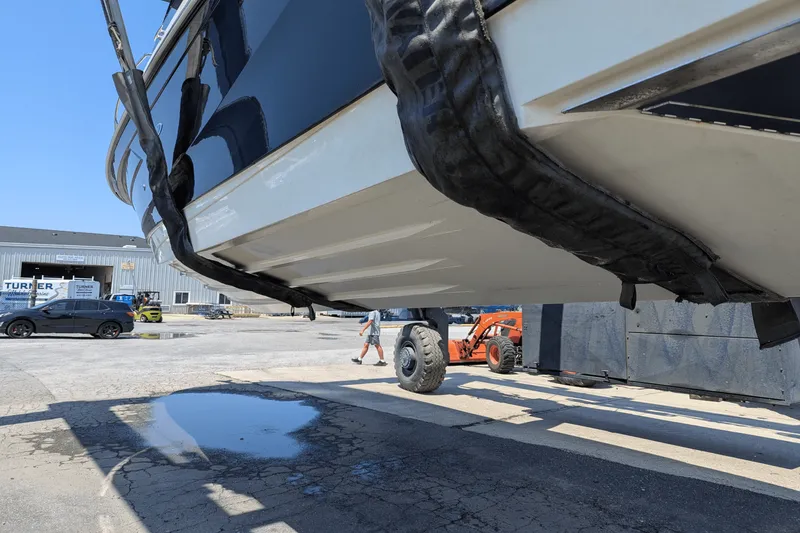 Slide: The Image of Sea Ray 320 DA 2023 - 58