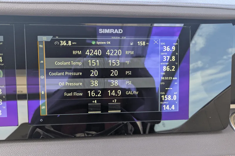 Slide: The Image of Sea Ray 320 DA 2023 - 8