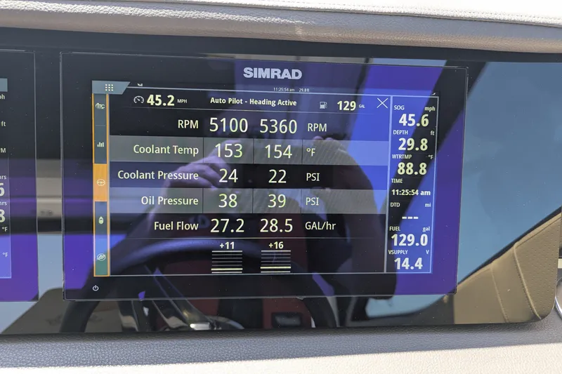 Slide: The Image of Sea Ray 320 DA 2023 - 9