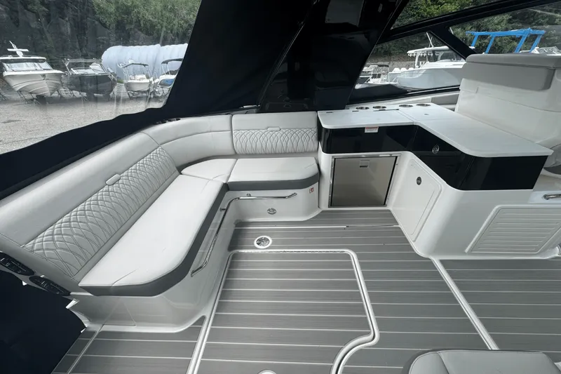 Slide: The Image of Sea Ray Sundancer 370 Outboard 2025 - 10