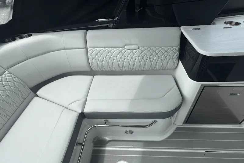 Slide: The Image of Sea Ray Sundancer 370 Outboard 2025 - 13