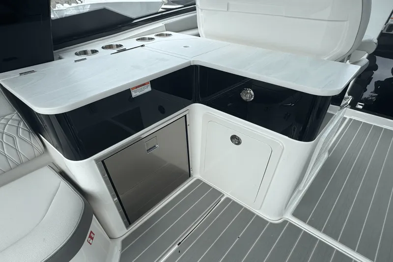 Slide: The Image of Sea Ray Sundancer 370 Outboard 2025 - 14