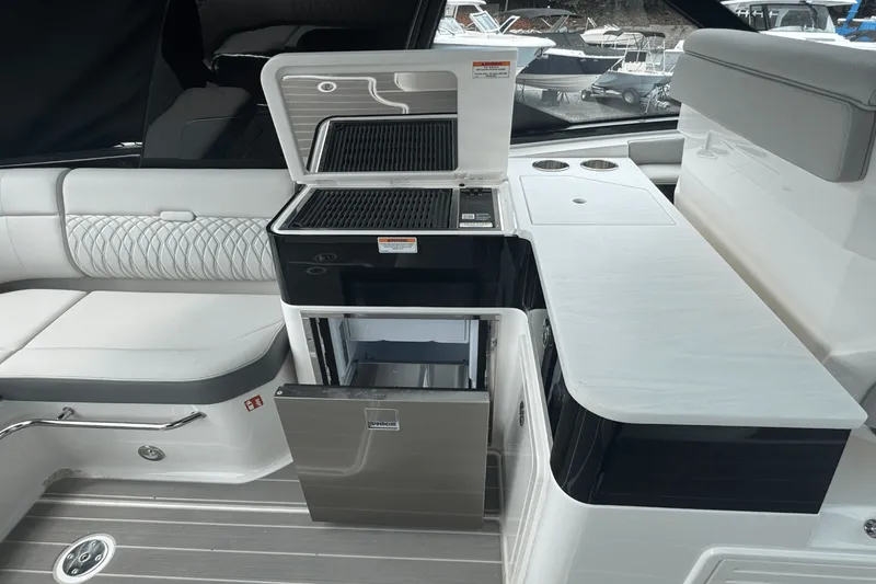 Slide: The Image of Sea Ray Sundancer 370 Outboard 2025 - 15