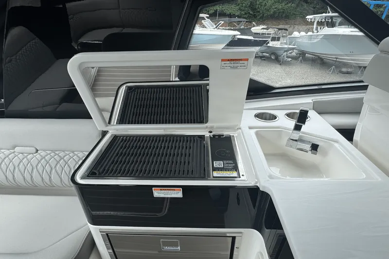 Slide: The Image of Sea Ray Sundancer 370 Outboard 2025 - 16