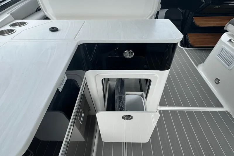 Slide: The Image of Sea Ray Sundancer 370 Outboard 2025 - 17