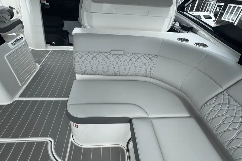 Slide: The Image of Sea Ray Sundancer 370 Outboard 2025 - 18