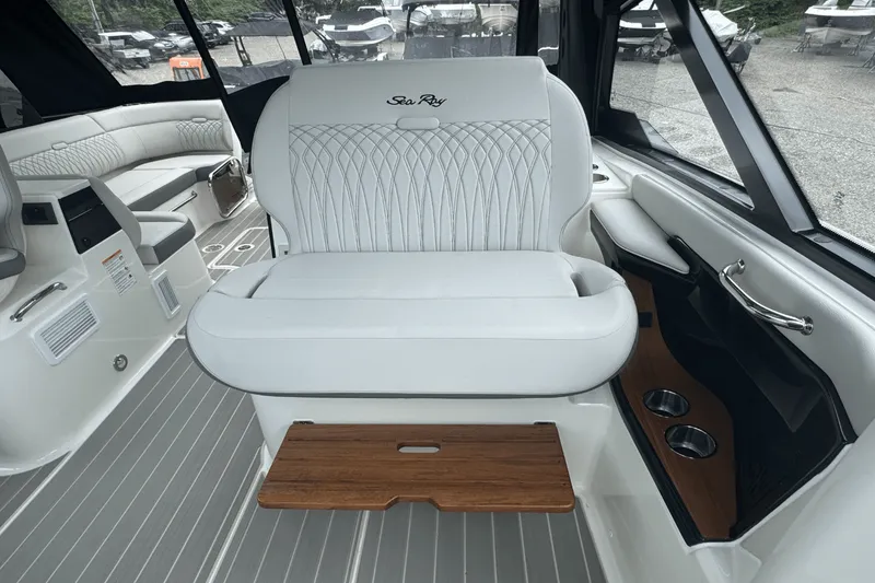 Slide: The Image of Sea Ray Sundancer 370 Outboard 2025 - 22