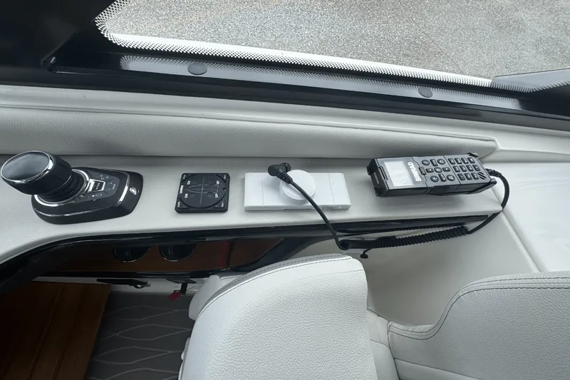 Slide: The Image of Sea Ray Sundancer 370 Outboard 2025 - 25