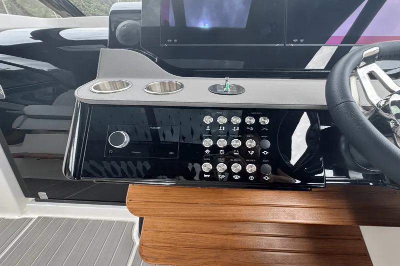 Slide: The Image of Sea Ray Sundancer 370 Outboard 2025 - 27