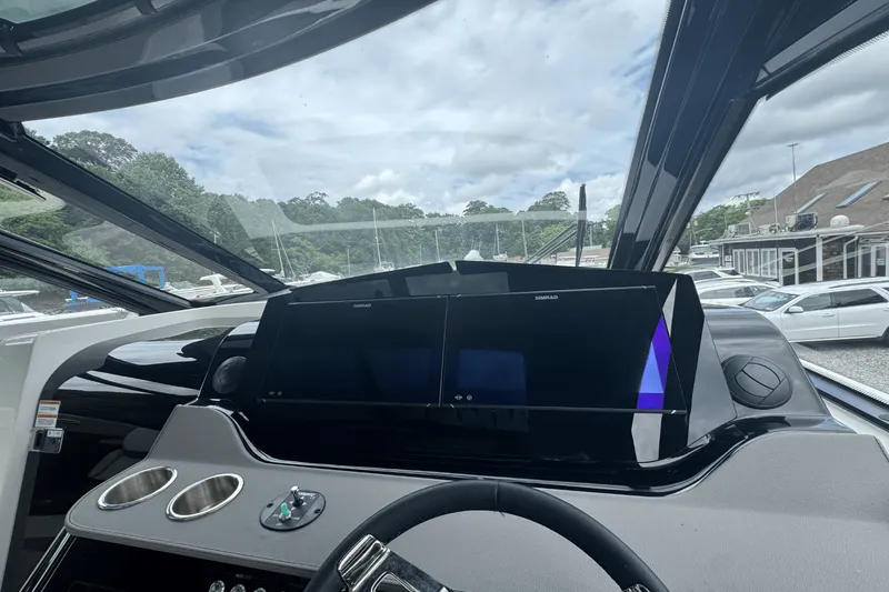 Slide: The Image of Sea Ray Sundancer 370 Outboard 2025 - 29