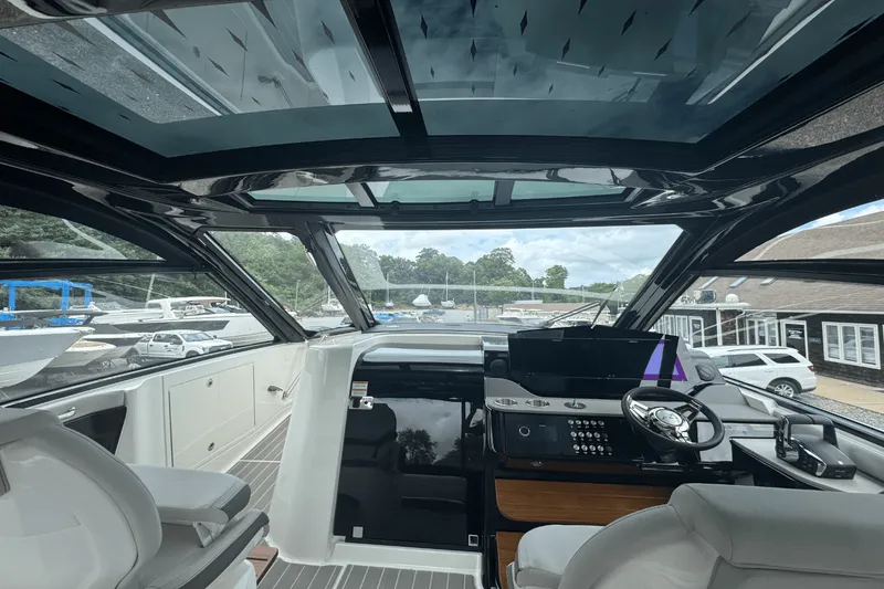 Slide: The Image of Sea Ray Sundancer 370 Outboard 2025 - 31