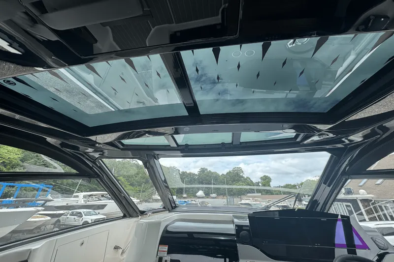 Slide: The Image of Sea Ray Sundancer 370 Outboard 2025 - 32