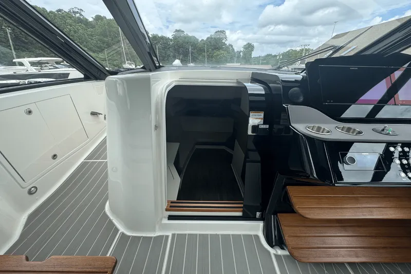 Slide: The Image of Sea Ray Sundancer 370 Outboard 2025 - 34