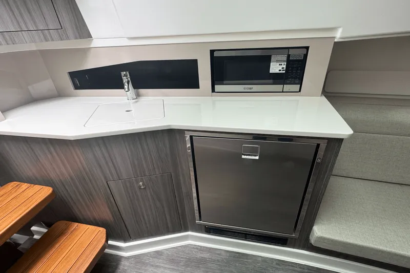 Slide: The Image of Sea Ray Sundancer 370 Outboard 2025 - 36