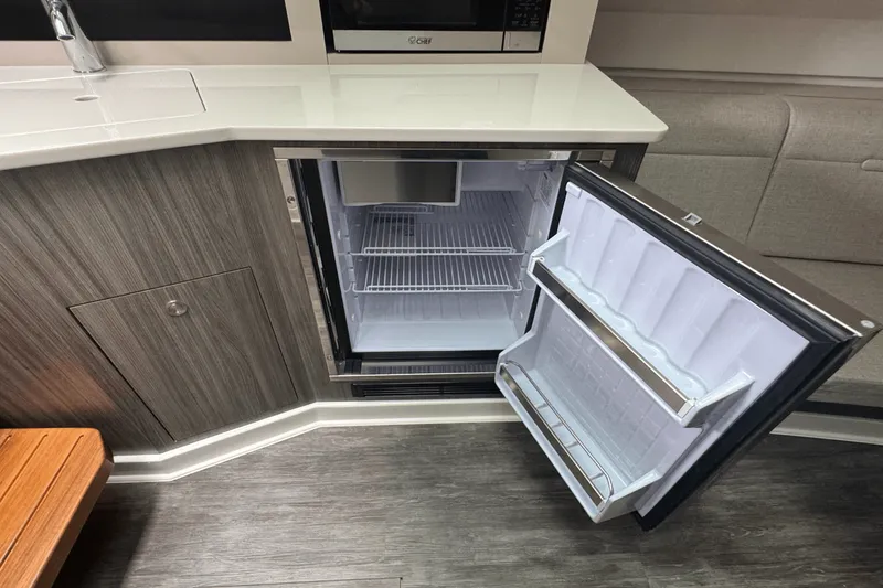 Slide: The Image of Sea Ray Sundancer 370 Outboard 2025 - 37