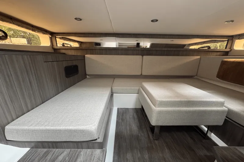 Slide: The Image of Sea Ray Sundancer 370 Outboard 2025 - 44