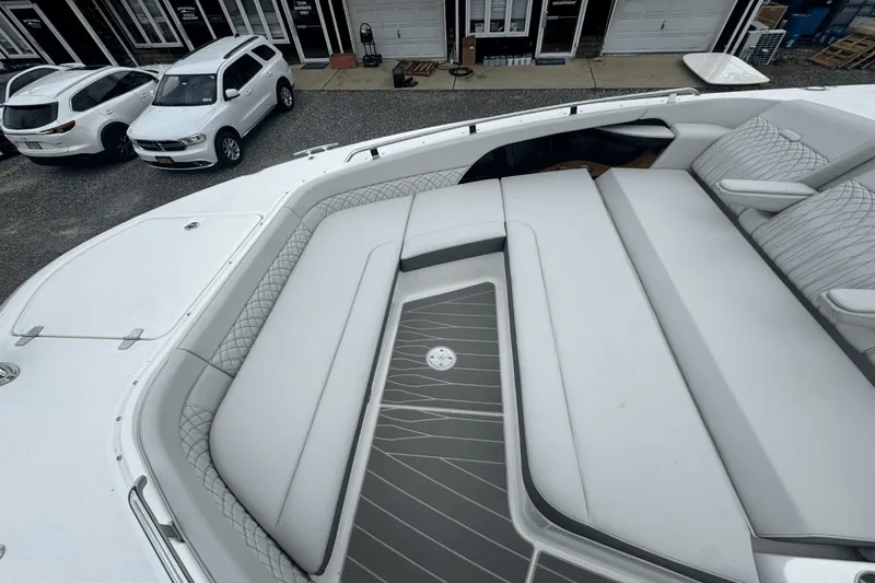 Slide: The Image of Sea Ray Sundancer 370 Outboard 2025 - 59