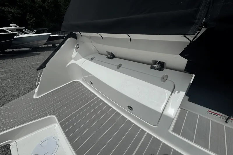 Slide: The Image of Sea Ray Sundancer 370 Outboard 2025 - 7