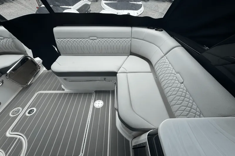 Slide: The Image of Sea Ray Sundancer 370 Outboard 2025 - 9