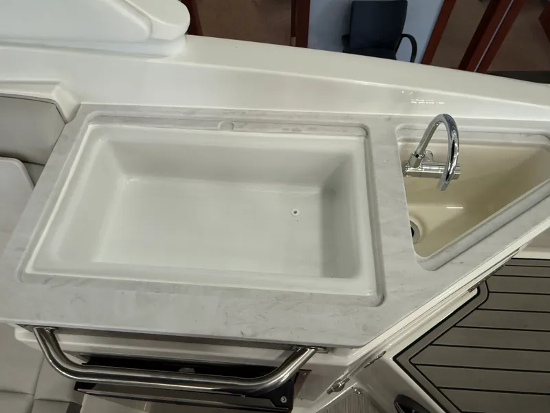 Slide: The Image of Sea Ray SDX 290 Outboard 2026 - 14