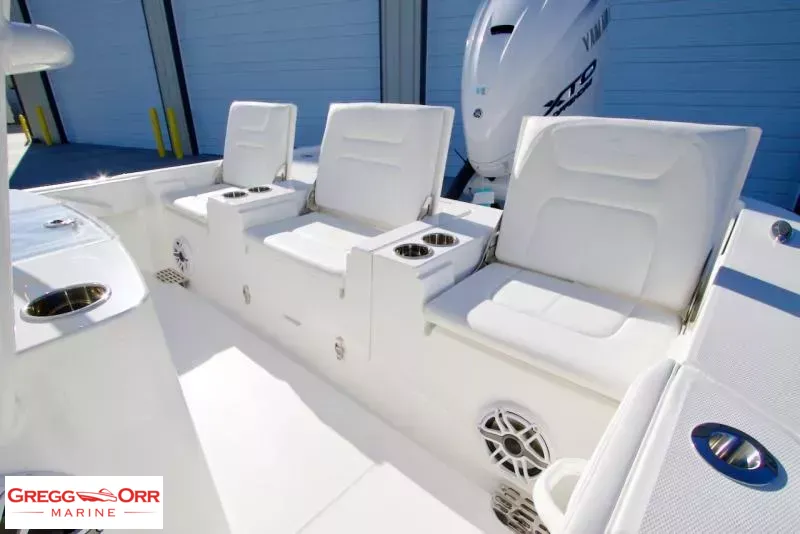 Slide: The Image of Regulator Marine 26XO CROSS OVER 2026 - 17