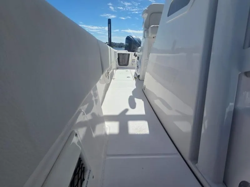 Slide: The Image of Sea Fox 282 Hybrid LT 2026 - 15
