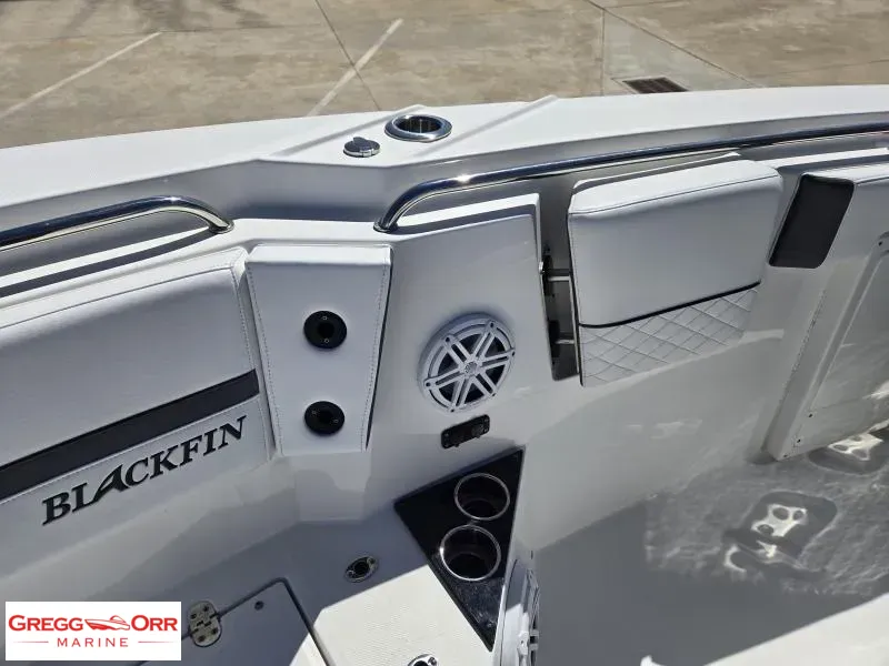 Slide: The Image of Blackfin 332 2022 - 18
