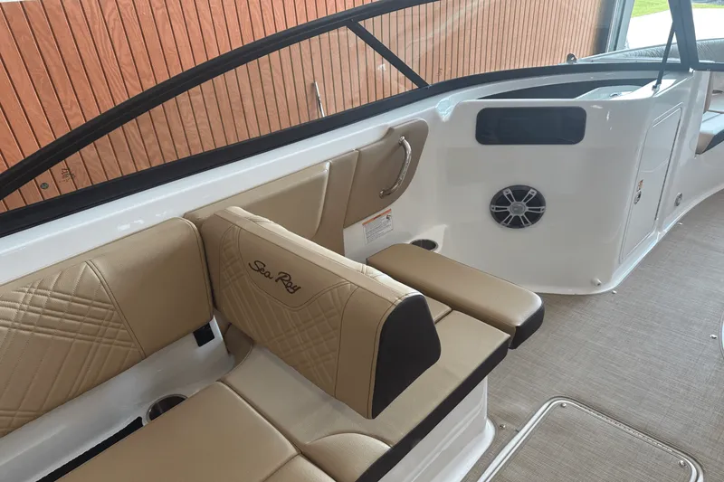 Slide: The Image of Sea Ray 250 SDX 2025 - 10