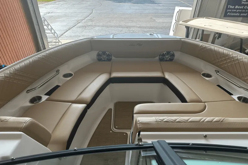Slide: The Image of Sea Ray 250 SDX 2025 - 13