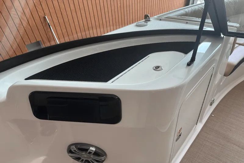 Slide: The Image of Sea Ray 250 SDX 2025 - 14