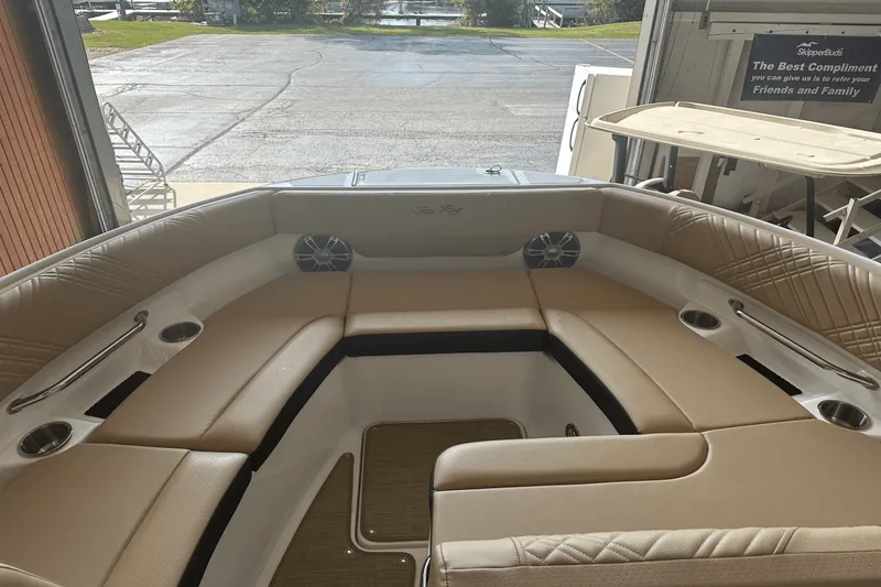 Slide: The Image of Sea Ray 250 SDX 2025 - 17