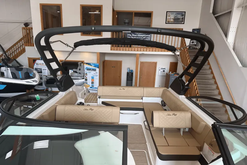 Slide: The Image of Sea Ray 250 SDX 2025 - 18