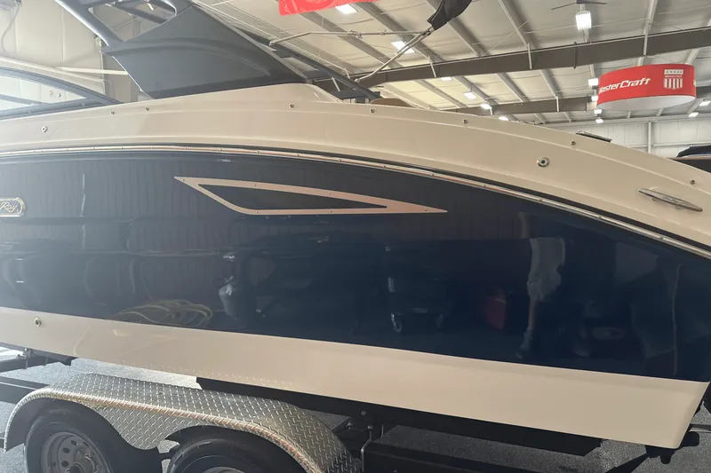 Slide: The Image of Sea Ray 250 SDX 2025 - 2