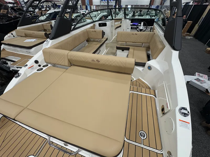Slide: The Image of Sea Ray 250 SDX 2025 - 36